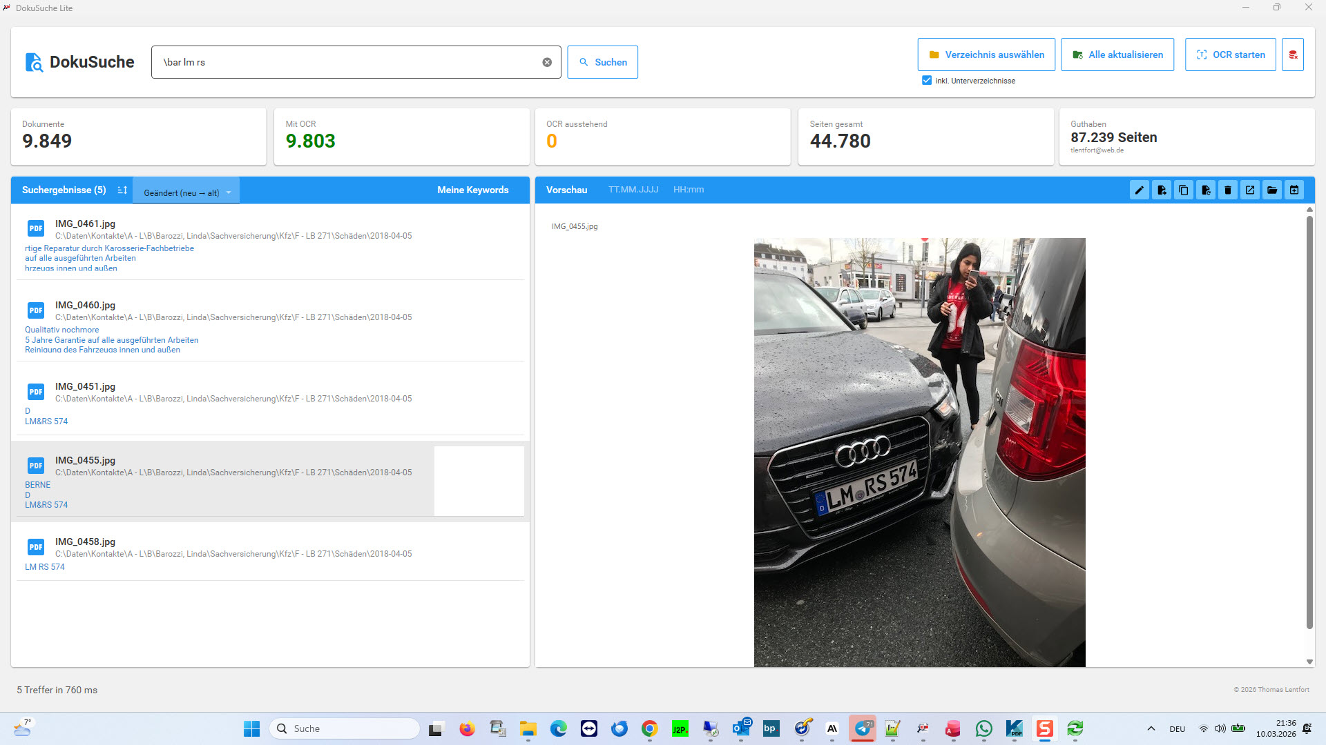 Foto eines Unfallschadens mit sichtbarem Kennzeichen